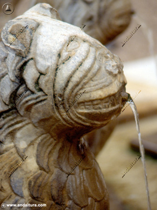 Imagen antigua de un león de la Fuente del Patio de los Leones