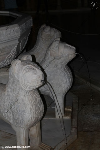 Leones de la Fuente de los Leones en la visita nocturna de los Palacios Nazaríes de la Alhambra