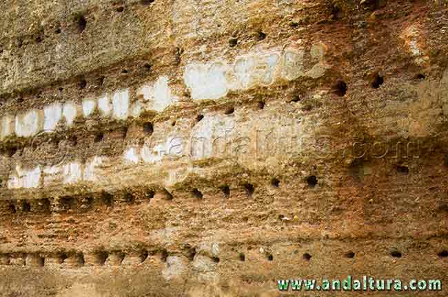 Muros con mechinales de las antiguas murallas del Generalife