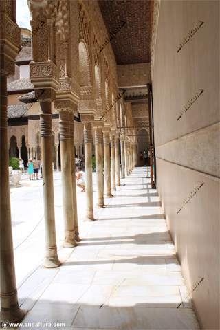 Columnas del Patio de los Leones hacia la Sala de Dos Hermanas
