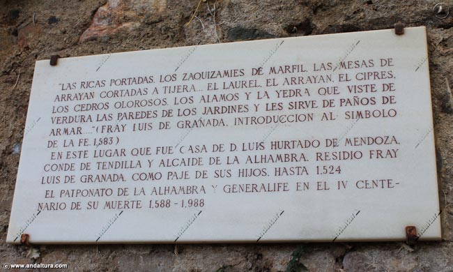Placa Conmemorativa de la Alhambra a Fray de Granada en el Jardín de los Magnolios
