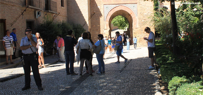 Vigilantes y visitantes en las proximidades de la Puerta del Vino