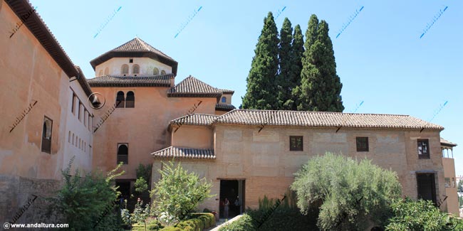 Salida por el Patio de Lindaraja tras visitar los Palacios Nazaríes de la Alhambra - Visita diurna