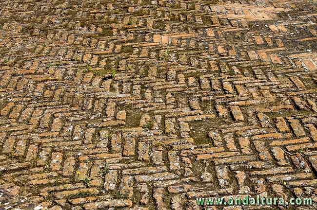 Suelo de ladrillos entrecruzados en los Jardines del Generalife