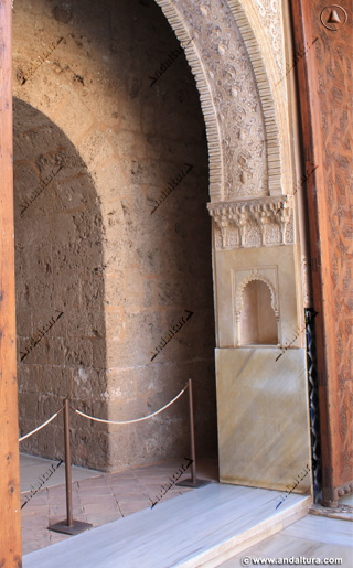 Taca en el Pabellón Sur del Palacio de Comares en el acceso cerrado hacia la Cripta del Palacio de Carlos V