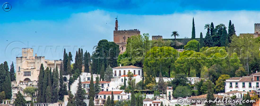 Visitantes en la Torre de la Vela desde la ciudad de Granada