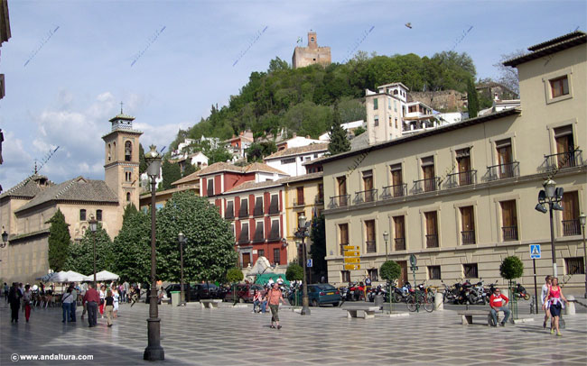 La Torre de la Vela desde Plaza Nueva, junto a la Chancillería
