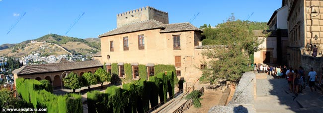 Visitantes en cola para entrar a los Palacios Nazaríes de la Alhambra
