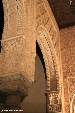 Yesería cubriendo columnas y arcos en los Palacios Nazaríes de la Alhambra