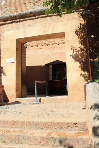 Entrada y zona de control a la Alcazaba de la Alhambra