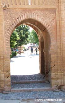 Portada exterior de la Puerta del Vino - Acceso a los Contenidos