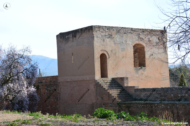 Adarve y puerta de entrada a la Torre de la Bruja o de la Atalaya desde la Medina de la Alhambra