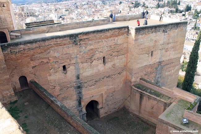 Desde el Adarve de la Alcazaba, la terraza de la Torre de las Armas y el sistema defensivo de la Alcazaba de la Alhambra