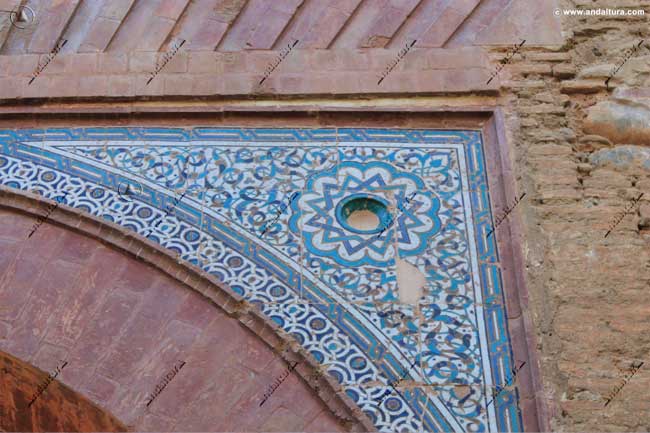 Albanega con azulejos en la portada interior de la Puerta del Vino