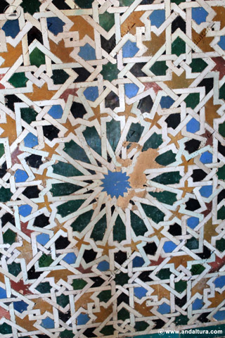 Detalle alicatado y mosaico de colores en la Torre de la Cautiva