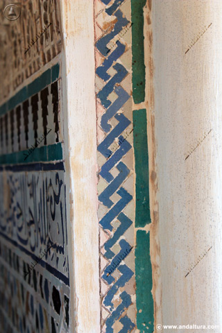 Alicatado greca lateral de la Torre de la Cautiva