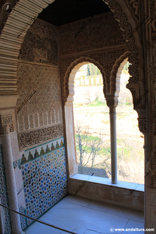Alicatados, yeserías y arcos de la ventana de la Torre de la Cautiva hacia los Jardines del Generalife