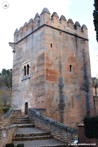 Almenas y acceso al interior de la Torre de los Picos en la Alhambra de Granada