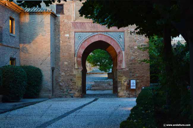Amaneciendo en la Puerta interior de la Puerta del Vino de la Alhambra junto a la Placeta de Carlos V