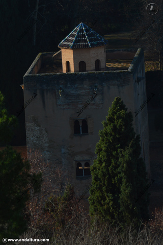 Amaneciendo sobre la Torre de las Infantas en la Alhambra