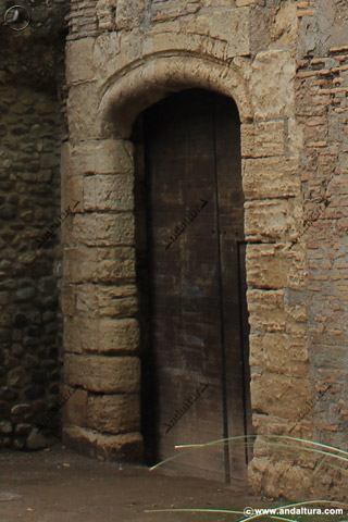 Arco carpanel de la Puerta de Hierro de acceso al Baluarte de la Torre de los Picos de la Alhambra