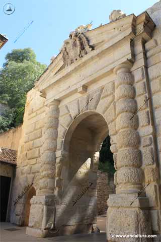 Arco Central de la portada exterior de la Puerta de las Granadas