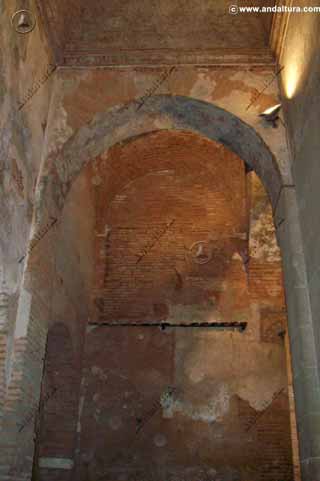 Arco que separa las bóvedas del interior de la Puerta de la Justicia