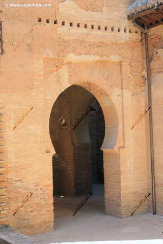 Archo de herradura en la Puerta de la Rauda