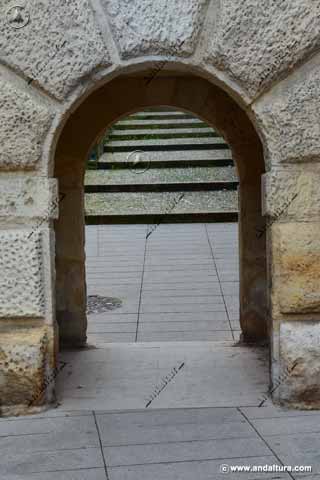 Arco derecho exterior de la Puerta de las Granadas