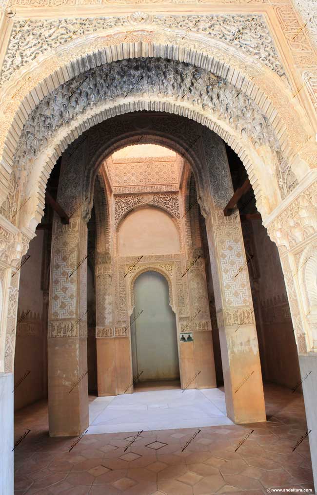 Arco interior de entrada y estado actual de la Sala central de la Torre de la Cautiva