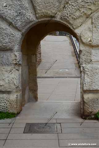 Arco izquierdo exterior de la Puerta de las Granadas