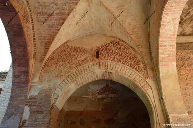 Arcos con colores pintados de rojo semejantes a algunas yeserías de los Palacios Nazaríes en la Puerta del Vino