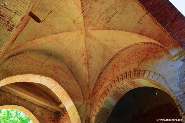 Arcos con pinturas en la bóveda de arista de la Puerta del Vino