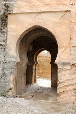 Arcos de las Puertas interiores de la Puerta y Torre de las Armas una vez en el recinto amurallado de la Alcazaba