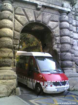 Autobús urbano, imagen antigua, atravesando la Puerta de las Granadas