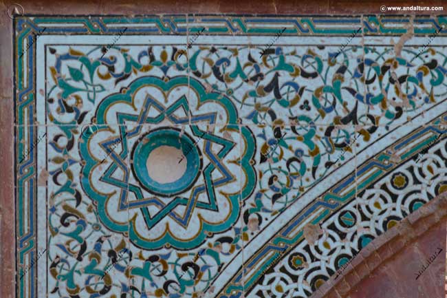 Detalle azulejos de la Portada interior de la Puerta del Vino de la Alhambra
