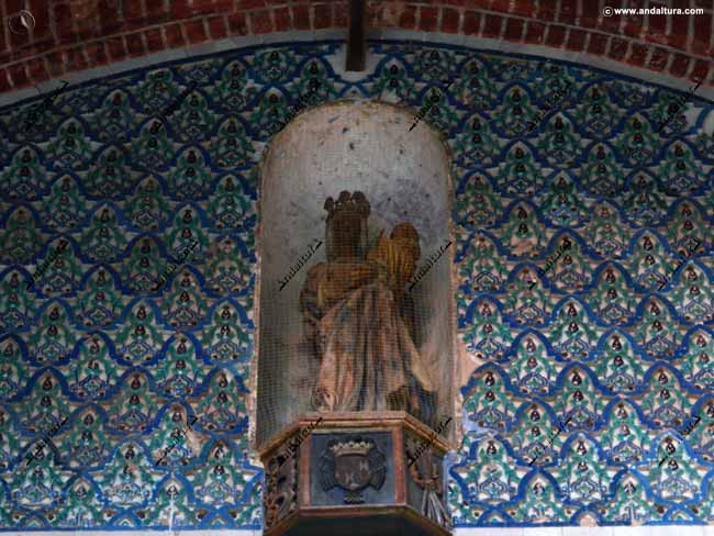 Virgen y azulejos vidriados de la albanega de la Portada Exterior de la Puerta de la Justicia