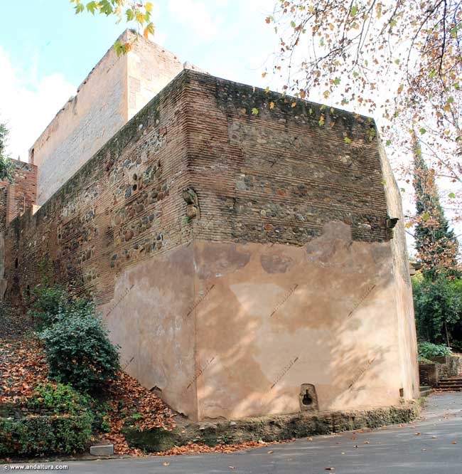 Baluarte y Torre de las Cabezas desde el Bosque de la Sabika en la Alhambra