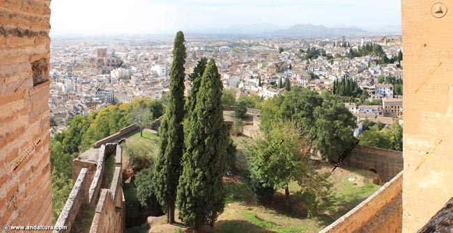 Baluarte de la Torre de la Vela desde la entrada a su interior, al fondo el Albaicín, Granada y su Catedral y Sierra Elvira