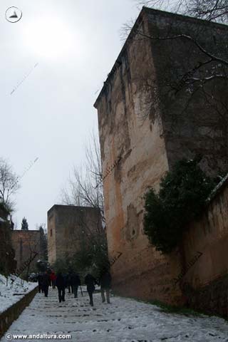 Visitantes subiendo por la Cuesta de los Chinos a la Alhambra junto al Baluarte de la Torre de los Picos, al fondo la Torre del Cadí