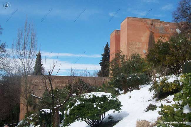 Baluarte y Torre de los Siete Suelos desde los Jardines nevados sobre el Paseo del Generalife