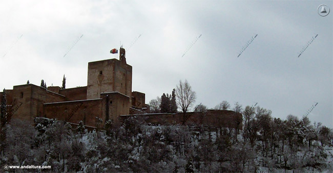 Baluarte de la Torre de la Vela y Torre de los Hidalgos, detrás la Torre de la Pólvora y sobre el Bosque de San Pedro nevado, la Torre y Puerta de la Armas de la Alcazaba de la Alhambra