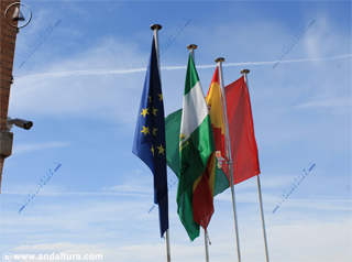 Banderas de Europa, Andalucía, España y Granada en la Terraza de la Torre de la Vela