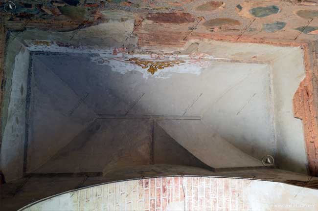 Bóveda de Esquife con dibujo de una corona pintada en una de las Estancias de la Puerta del Vino