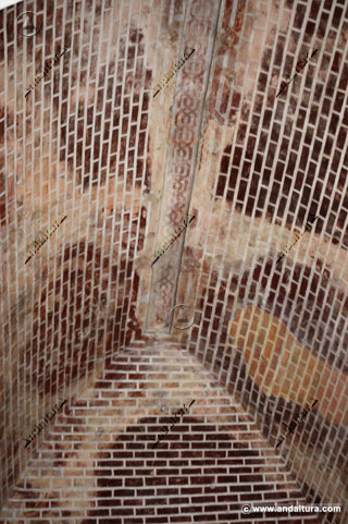 Detalle de pinturas rojas en la bóveda esquifada en el interior de la Puerta y Torre de las Armas