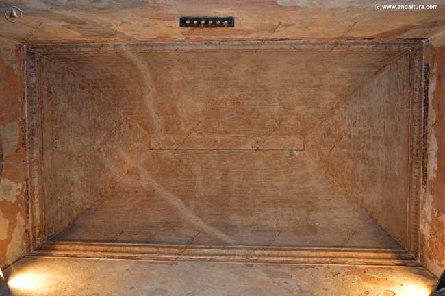 Bóveda esquifada en el interior de la Puerta de la Justicia