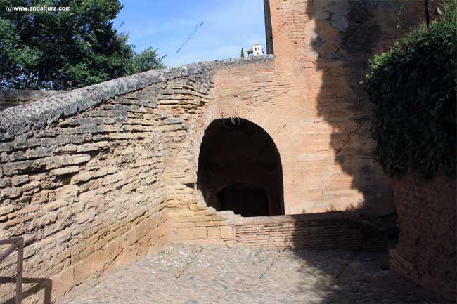 Bóveda interior de la Puerta del Arrabal y acceso a la Torre de los Picos