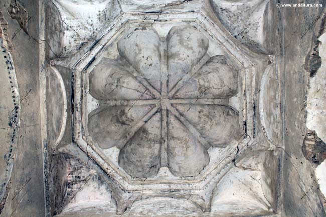 Bóveda sobre trompas en el interior de la Puerta y Torre de las Armas