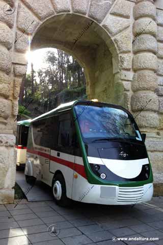 Bus Turístico de Granada atravesando la Puerta de las Granadas