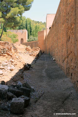 Calle de Ronda a partir de los Torre de los Siete Suelos y restos de casas moriscas